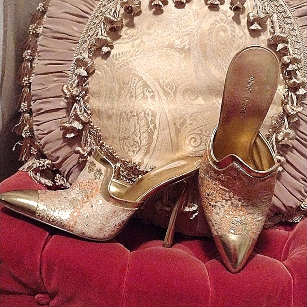 Nine west  4 1/2 " heel mule.size 7m..floral gold lame' accented with peach